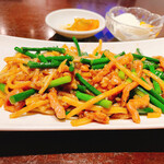 豫園 - 豚肉とニンニク芽炒め