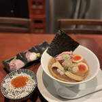 酒肴場 屯 - 【限定】冷やしらぁ麺（真昆布水×陸奥湾産帆立出汁）¥1300、海鮮丼¥500