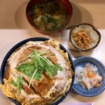 青新軒 - カツ丼大盛1050円小鉢に味噌汁と漬物付き