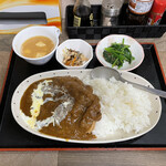 大天 - カツカレー。小鉢類も付いて700円！