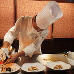 秋田牛鉄板焼 銀座五明 - 黒トリュフをこれでもかと言わんばかりに削ってくれます（驚）