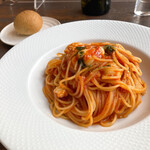 オステリアルーチェ - イタリア産モッツァレラチーズのトマトソーススパゲティーニと自家製のパン