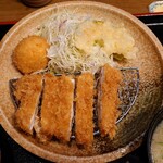 トンカツ肴そば 湖中 - 令和4年8月
            日替わりランチ 990円
            ロースとんかつ80g、明石焼きフライ、かぼちゃ天ぷら、ご飯、キャベツ、豚汁、漬けもの