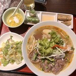 みちゃんベトナム料理 - ランチセット「ブンボーフエ(牛肉ピリ辛ブン)」(950円)