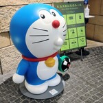 ブリコラージュ ブレッド アンド カンパニー - お店に向かう途中で見かけたヒルズ夏の恒例ドラえもんオブジェです。