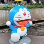 ブリコラージュ ブレッド アンド カンパニー - お店に向かう途中で見かけたヒルズの夏の定番ドラえもんオブジェです。