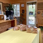 たなかのパン - 店内(奥の白いドアが出入口)