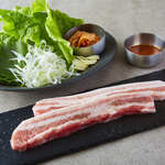 【使用熟成猪肉】 猪五花肉100g的2串!份量十足的韩国人气料理韩式烤猪五花肉!