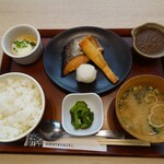 Oshiyokujidokoro Minato Mirai Shokudou - 銀鮭の西京味噌漬けと鮭ハラス焼き定食に温泉卵とひとくちカレーをトッピング