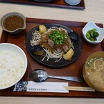 Oshiyokujidokoro Minato Mirai Shokudou - ひとくち牛ステーキ和風オニオンソース定食(ご飯少なめ)にひとくちカレーをトッピング