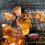 ろばたやき山ろく - 山ろくタレ焼き ハサミでカット