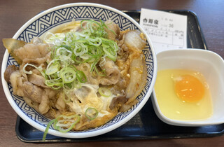 Yoshinoya - 月見牛とじ丼　548円+税　肉たっぷりで美味しいです！