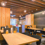 本格板前居酒屋 お魚総本家 - 開業間もない店内。
無垢の木目調でとっても清潔感がある。