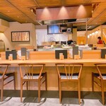 本格板前居酒屋 お魚総本家 - カウンター席の中央は客に魅せる調理場に
なっているようで、カツオの藁焼きなどを注文すると、
1メートルくらいの火柱で豪快にカツオを焼く
パフォーマンスを見られるんだってさ\(°∀° )/ｷｬｰ