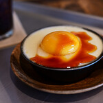 egg baby cafe - 目玉焼きレアチーズケーキ@税込550円：カラメルソースを垂らして。