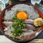 Ajidokoro Oomori - 生シラスとイワシ刺身の親子丼アップ
