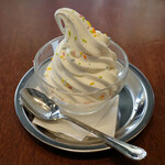洋食料理カフェ ナンバリボン - ランチドリンクの1つ、ソフトクリーム