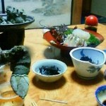 民宿 磯の味 なこら - 左手前は「亀の手」という貝です。左奥の皿に沢山盛られています。とても美味しい貝で、夢中でしゃぶりついてました。