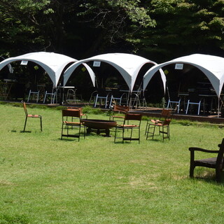 BBQエリア（テントは14張り設置しています。中庭部分は広々としています）