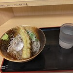 えきめんや 品川店 - 夕食は、いつも冷たい蕎麦、汁に氷三つ、ちくわです。店員さんは、氷三つを直ぐ覚えてくれます。少し汁がしょっぱいので、飲み干すには、ちょぅど薄まってグッドです。