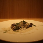 RISTORANTE IL NODO - 渡辺農園の焼きナス もん座丸さんのシラス カレーリーフ 畑のコリアンダー