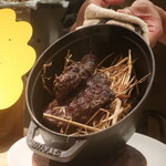 RISTORANTE IL NODO - ストウブ鍋で焼き上がった状態でのプレゼンテーション