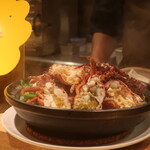 RISTORANTE IL NODO - タジン鍋で蒸し上がった状態でのプレゼンテーション