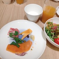 SCALAE - スモークサーモンと生ハム、チーズ