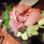 Deme金魚Dining - 刺身も豪快というか，ぶつ切りのようでした。