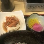食事処 禅 - 小鉢（豆腐キムチと漬物）