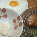 定食屋　イワイ - サーモンフライと目玉焼き