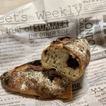 パンやきどころ RIKI - ドライストロベリーとホワイトチョコのバトン ¥300