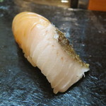 日本橋橘町　都寿司 - 鰆握り  藁で燻して