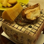 山水 - 筍と椎茸は炭火で焼いて頂きました、結構長く焼いた積もりでしたがぬるかった味は微妙