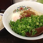 Aka Tatsu - 汁無し担々麺、ネギ、温玉トッピング、ライス