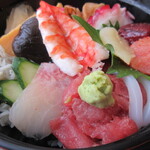 Yachiyo Zushi - 海鮮丼はネタの種類が多い