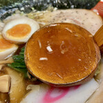 Hamadaya - 「特製中華そば」の特製鶏白湯スープは、旨味が濃厚で、かえしの醤油もキリリといいお味です