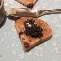 Recette - キャビア 西洋わさびをすりおろして作ったサワークリーム  自家製のイチジクとクルミのパン