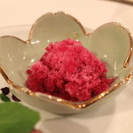 トゥ・ラ・ジョア - すだち牛に添えてある、紅芯大根シャーベット　(2013/04)