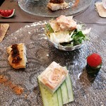 創作中華 China Dining 麗 - 前菜盛り合わせ…桜えびのゼリー寄せ二層で下はすり身､蒸し鶏は食べやすいように切れ目が入っていました…ミニトマトは杏の風味で下のキュウリはこんなに小さいのに細かく隠し包丁が入って甘酢が美味しかったです♪