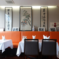 香港園 - １F ダイニング・ルームで