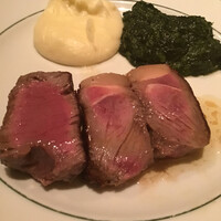 ウルフギャング・ステーキハウス 六本木 - 左がフィレ、右2つがサーロイン