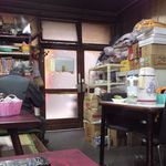 市場食堂 - 昭和の時が止まった感じの店内。