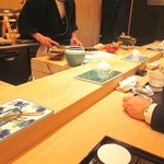 さえ喜 - 活伊勢えびを外しているところ