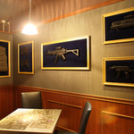 BIOHAZARD CAFE and GRILL S.T.A.R.S. - 作品中に登場したアイテムや武器を展示。一部は実際に触ることもできます！