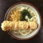 みき - ここも、優しいうどんだった。出汁はうどん屋の味で美味い( ^ω^ )
            かけ小¥160
            ちくわ天一本揚げ¥100
            おやぁ、ちくわ天からゴボウが顔を出した。