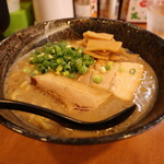 久味 - こってりしょうゆらーめん(850円、斜め上から)