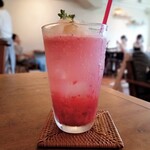 ニムカフェ - 苺のクリームソーダ