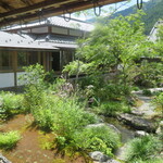 比良山荘 - 部屋から見える庭