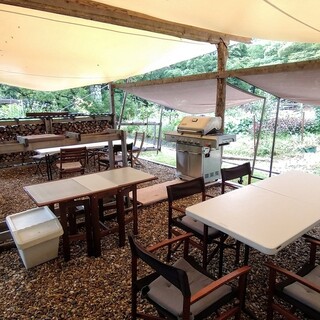 Outdoor seating (4 to 6 seats x 2), no air conditioning, pets allowed, children's area visible, daytime use only